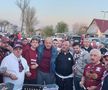 Dan Șucu mănâncă parizer alături de suporteri, înainte de Universitatea Craiova - Rapid (foto: Marius Mărgărit/GSP)