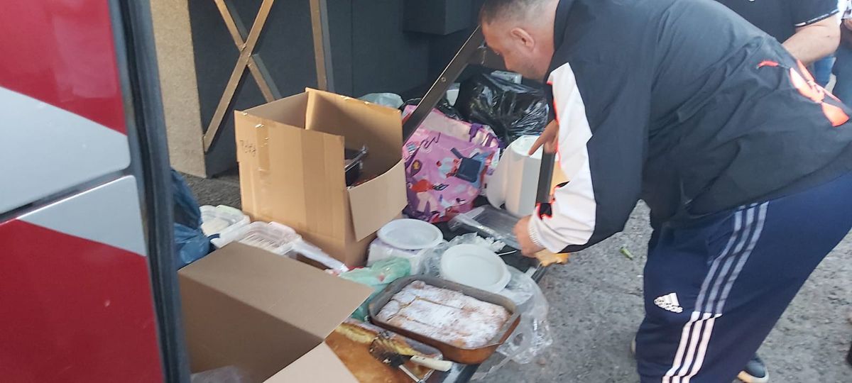 Dan Șucu mănâncă parizer alături de suporterii Rapidului