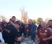 Dan Șucu mănâncă parizer alături de suporteri, înainte de Universitatea Craiova - Rapid (foto: Marius Mărgărit/GSP)