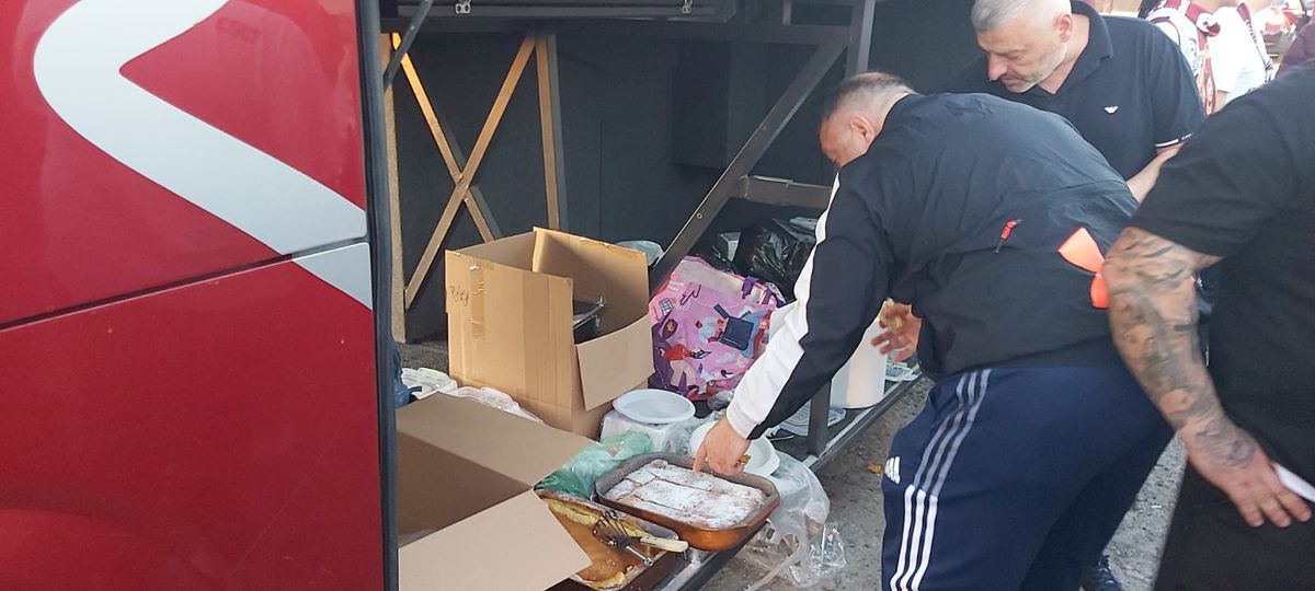 Dan Șucu mănâncă parizer alături de suporterii Rapidului