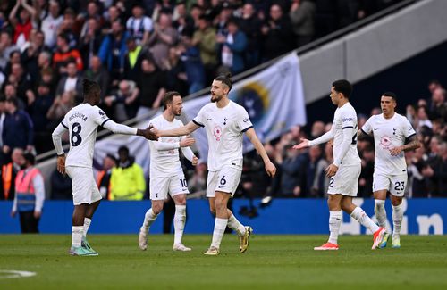 Radu Drăgușin se felicită cu colegii de la Tottenham după victoria care îl urcă pe locul 4 / Foto: GettyImages