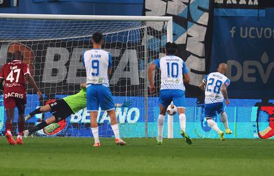 Cum a dictat Istvan Kovacs primul penalty stagional împotriva Rapidului » Statistica e incredibilă