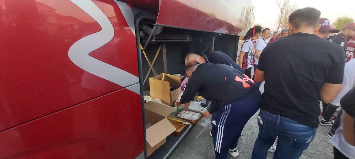 Dan Șucu mănâncă parizer alături de suporterii Rapidului