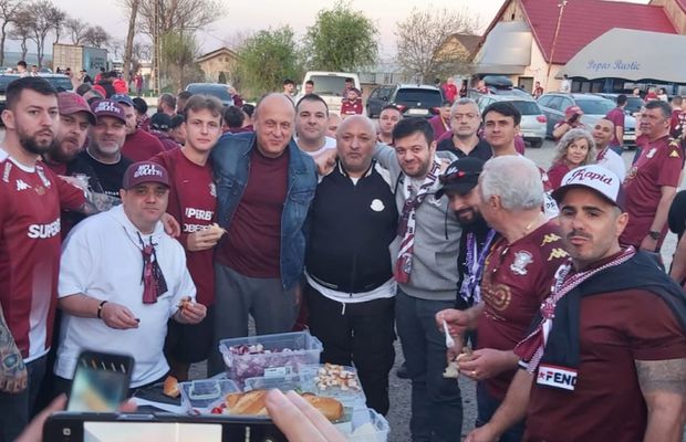Imagini fabuloase cu Dan Șucu! Fanii au întins masa pe o mașină, la o benzinărie, patronul a mâncat parizer alături de ei