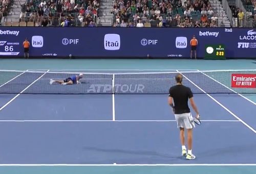 Grigor Dimitrov (12 ATP) l-a învins pe Alexander Zverev (5 ATP), scor 6-4, 6-7(4), 6-4 și s-a calificat în finala turneului de la Miami. Meciul a avut momente de tenis scânteietor.