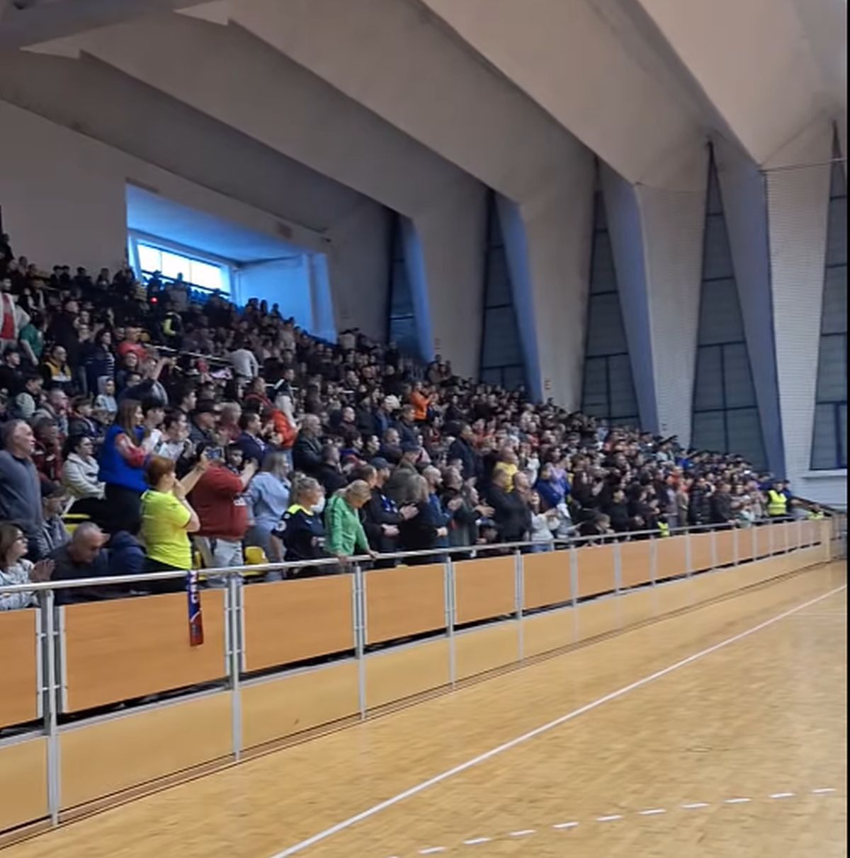 Fanii au răbufnit în prima ligă din România! Au stins lumina și au început să strige: „Demisia! Hoții!”