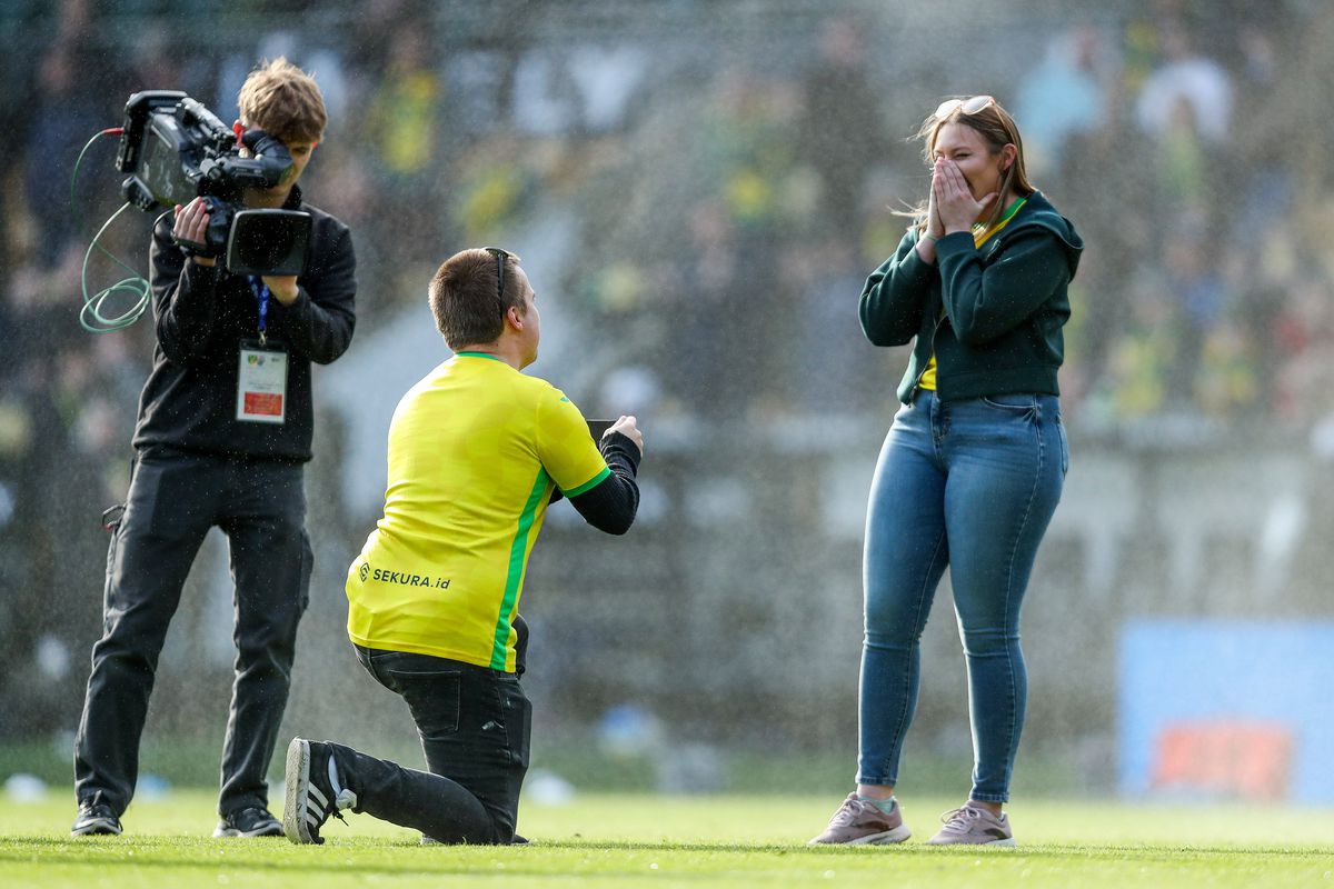 Cererea în căsătorie a fanului lui Norwich a fost întreruptă de fanii lui West Brom