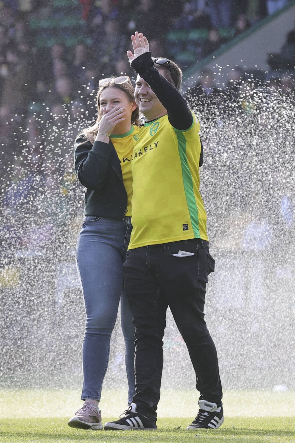 Cererea în căsătorie a fanului lui Norwich a fost întreruptă de fanii lui West Brom