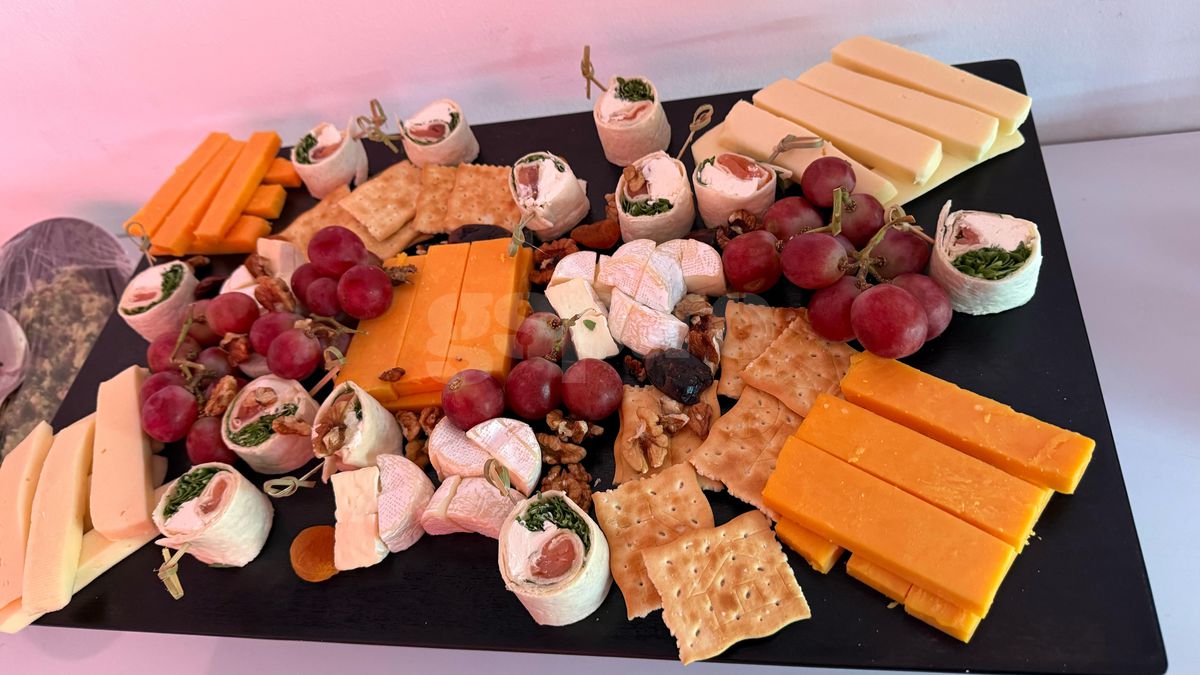 Insider în lojile de la Dinamo - FCSB » Cum arată meniul și ce au lipit „câinii” pe pereți