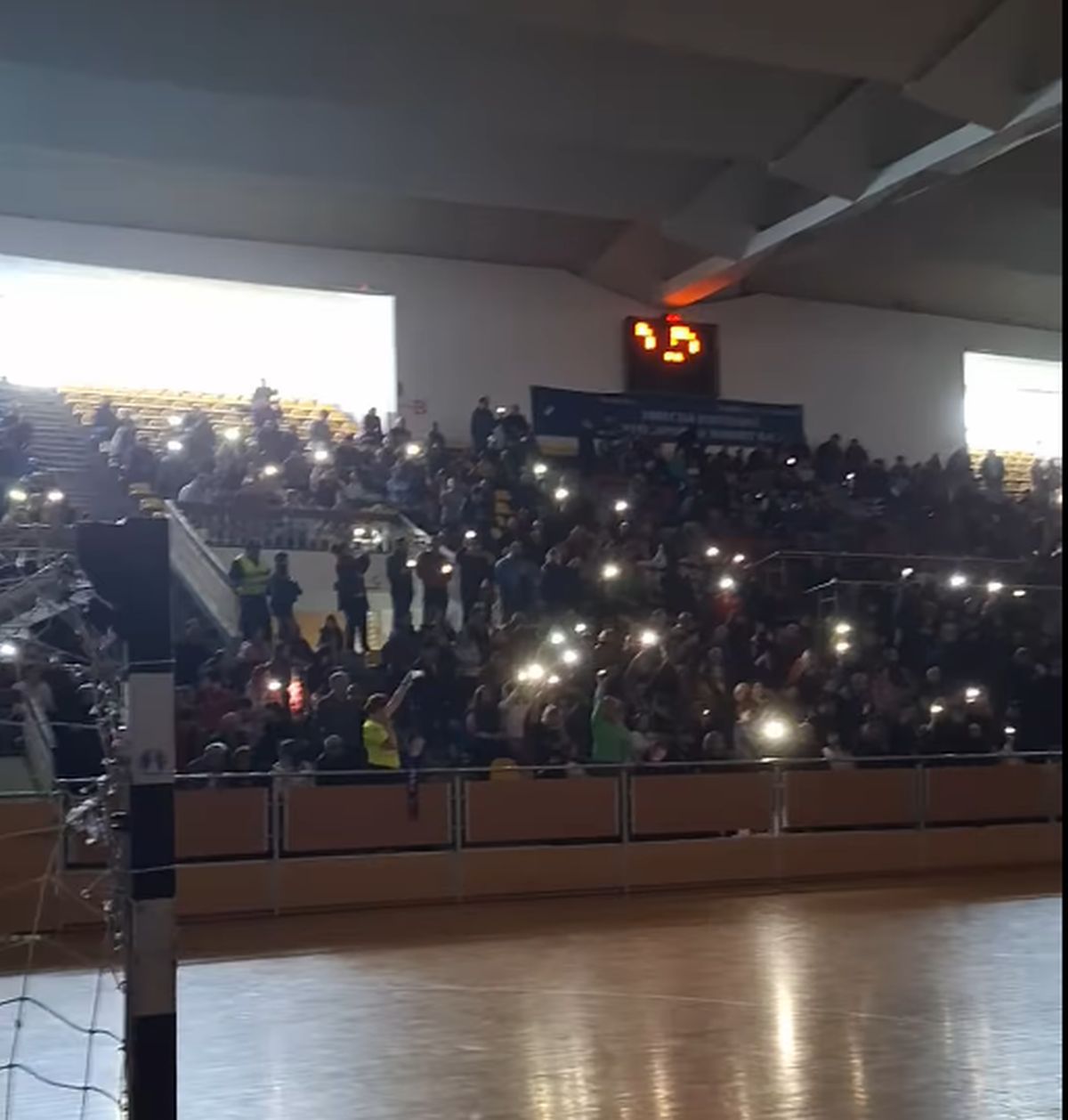 Fanii au răbufnit în prima ligă din România! Au stins lumina și au început să strige: „Demisia! Hoții!”