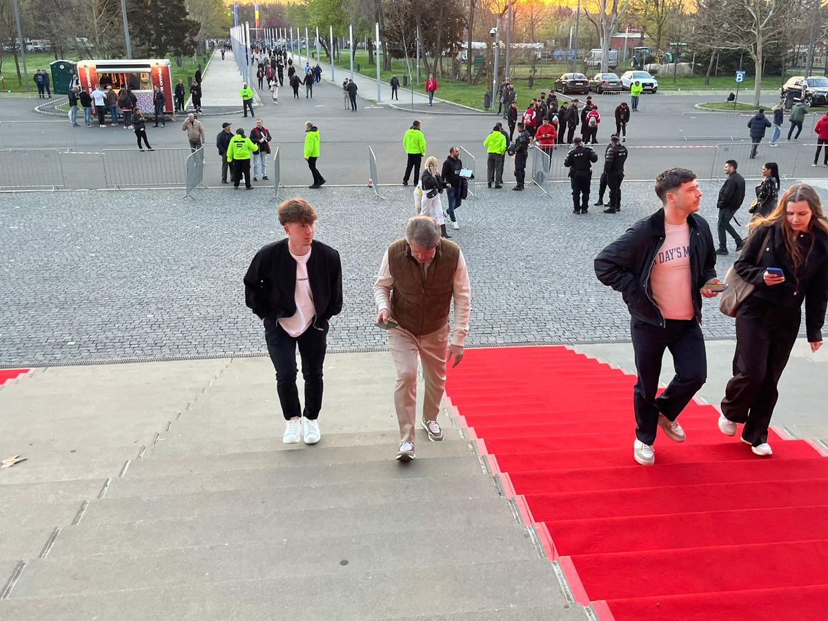 Mustață spera să introducă două bannere abominabile la Dinamo - FCSB » Ce conțineau, în realitate, mesajele descrise drept „ironii”