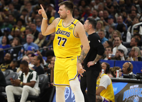 Momente tensionate în NBA » Luka Doncic a fost aruncat în primul rând din tribune: „Ajunge cu mizeria asta”