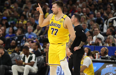 Momente tensionate în NBA » Luka Doncic a fost aruncat în primul rând din tribune: „Ajunge cu mizeria asta”