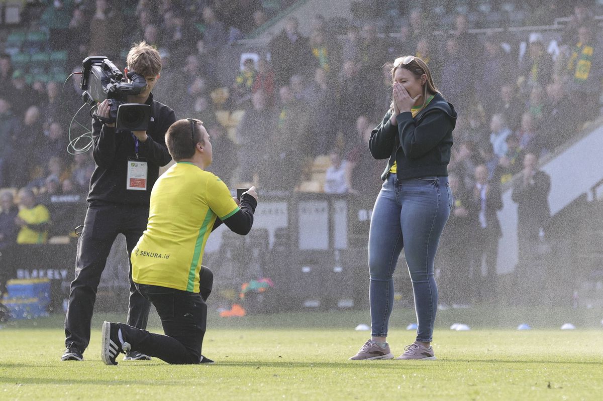 Cererea în căsătorie a fanului lui Norwich a fost întreruptă de fanii lui West Brom