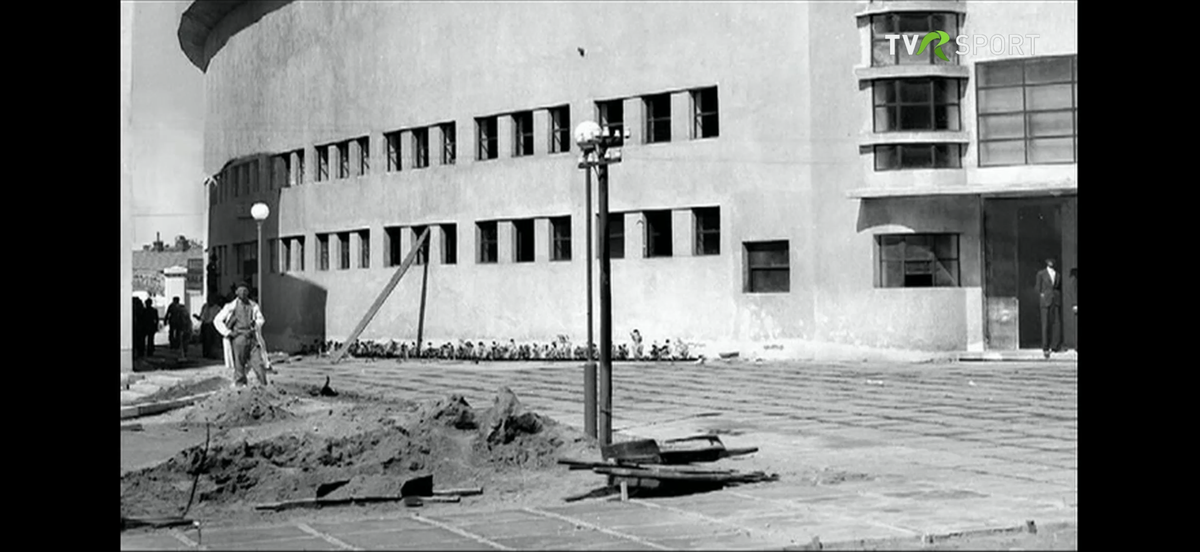 Imagini în premieră difuzate de Televiziunea Română » Cum a fost devastat stadionul Rapid în bombardamentele din 1944!