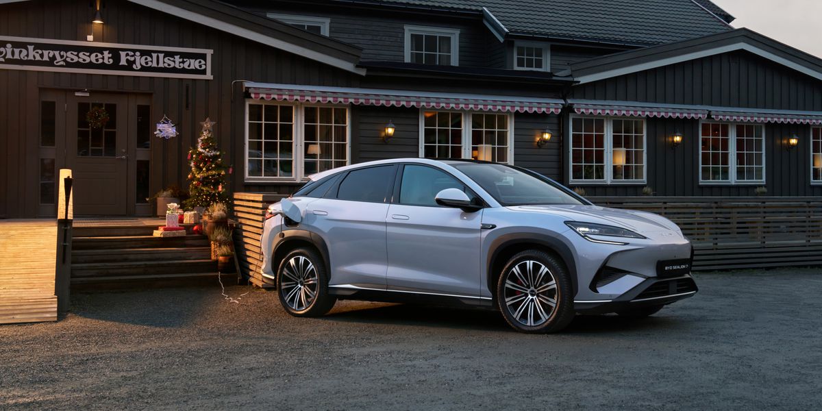 Mașina care a intrat puternic pe piața din România, parteneriat pentru un model exclusiv cu echipa lui Cristi Chivu: imagini spectaculoase