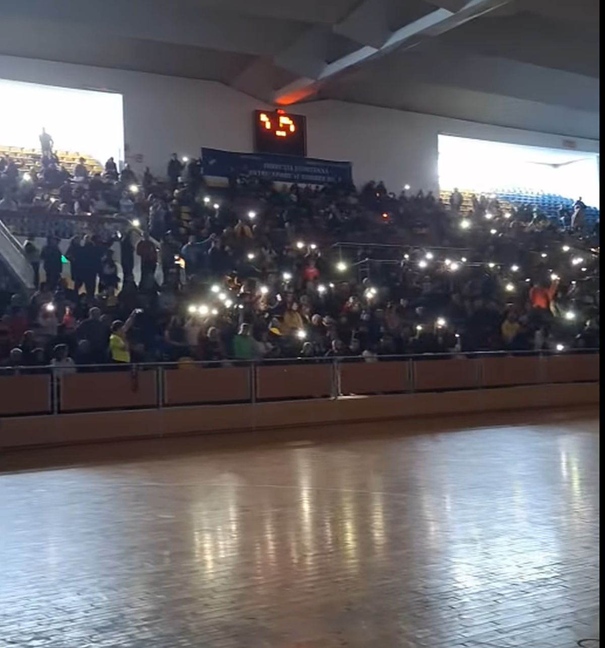 Fanii au răbufnit în prima ligă din România! Au stins lumina și au început să strige: „Demisia! Hoții!”