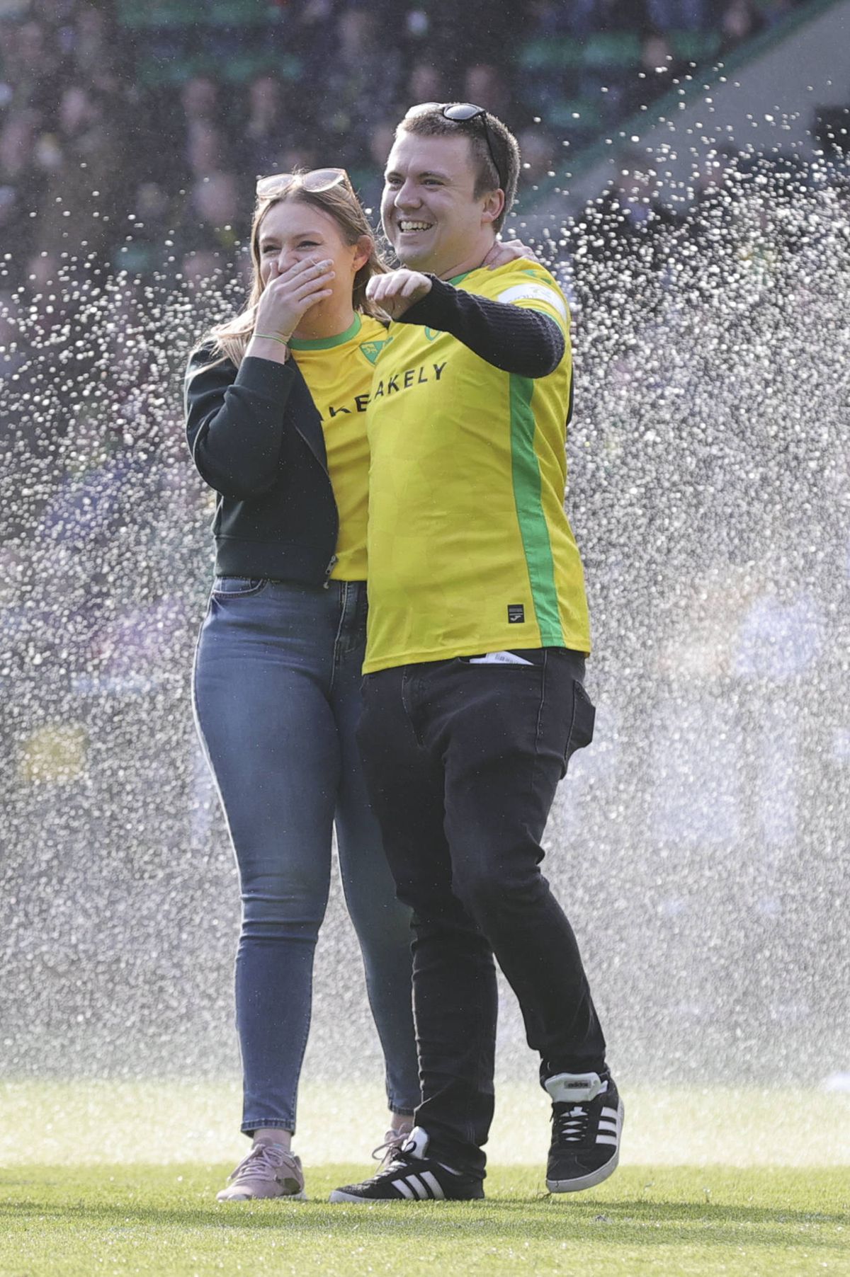 Cererea în căsătorie a fanului lui Norwich a fost întreruptă de fanii lui West Brom