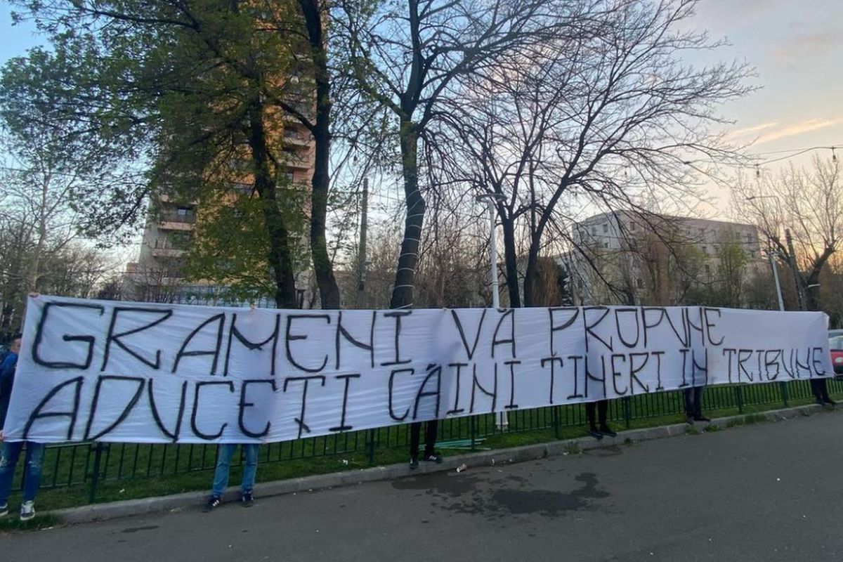Mustață spera să introducă două bannere abominabile la Dinamo - FCSB » Ce conțineau, în realitate, mesajele descrise drept „ironii”