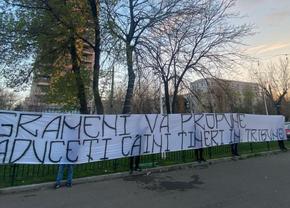 Mustață spera să introducă două bannere abominabile la Dinamo - FCSB » Ce conțineau, în realitate, mesajele descrise drept „ironii”