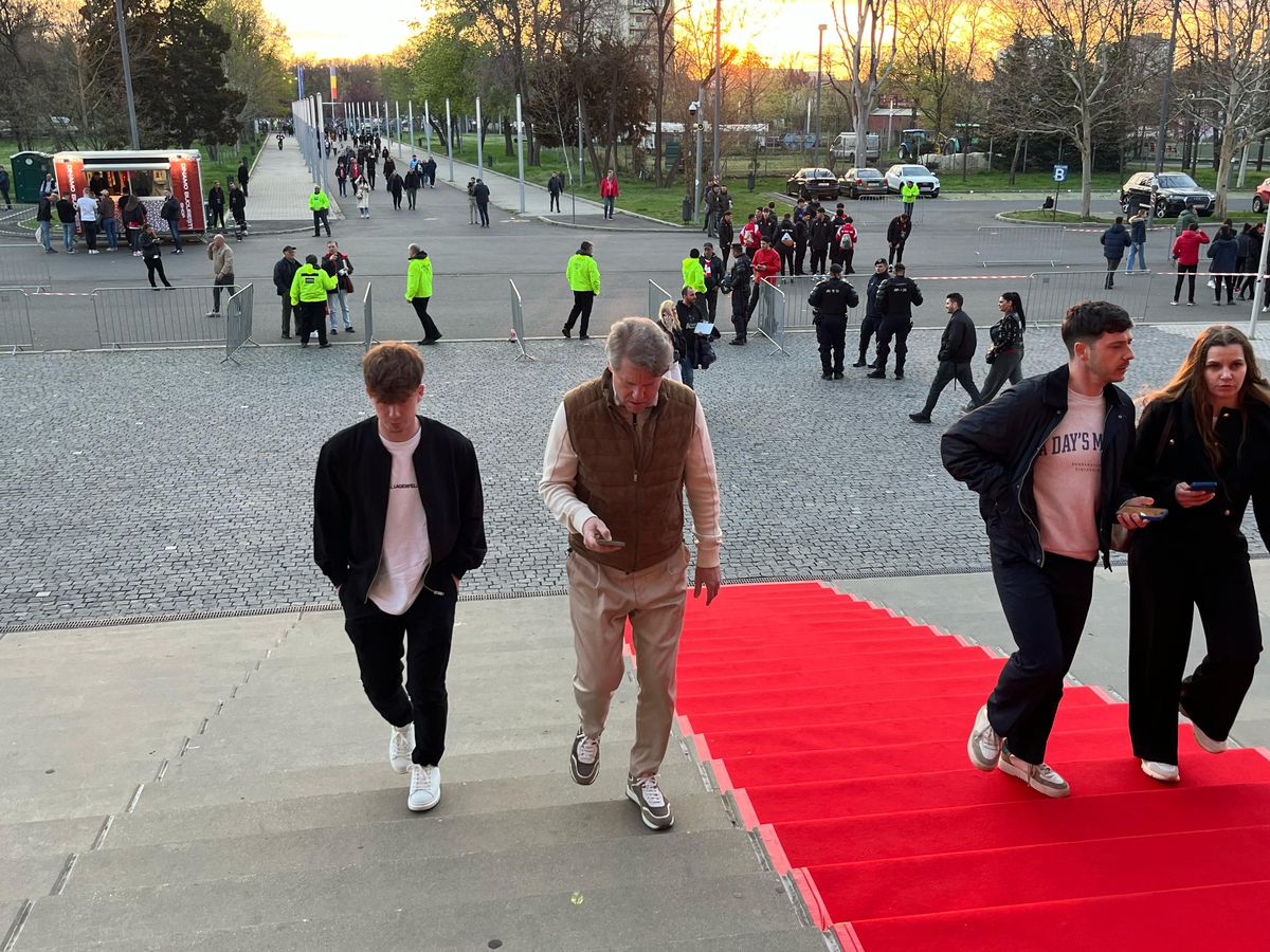 Mustață spera să introducă două bannere abominabile la Dinamo - FCSB » Ce conțineau, în realitate, mesajele descrise drept „ironii”