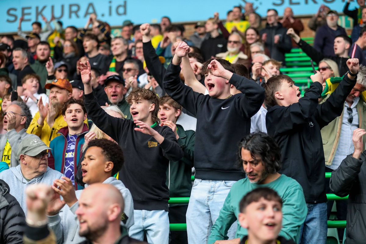 Cererea în căsătorie de pe teren a fost întreruptă de scandarea fanilor adverși! Clipul a devenit viral