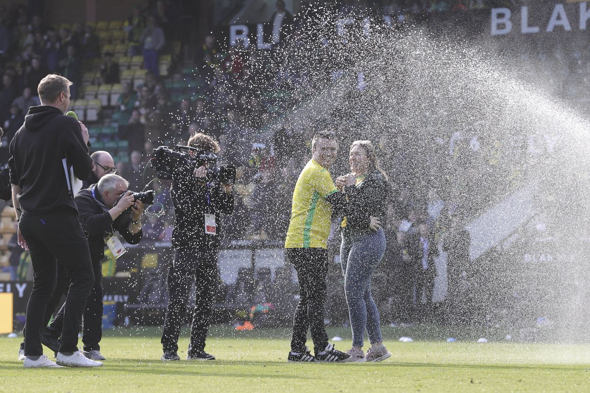 Cererea în căsătorie a fanului lui Norwich a fost întreruptă de fanii lui West Brom