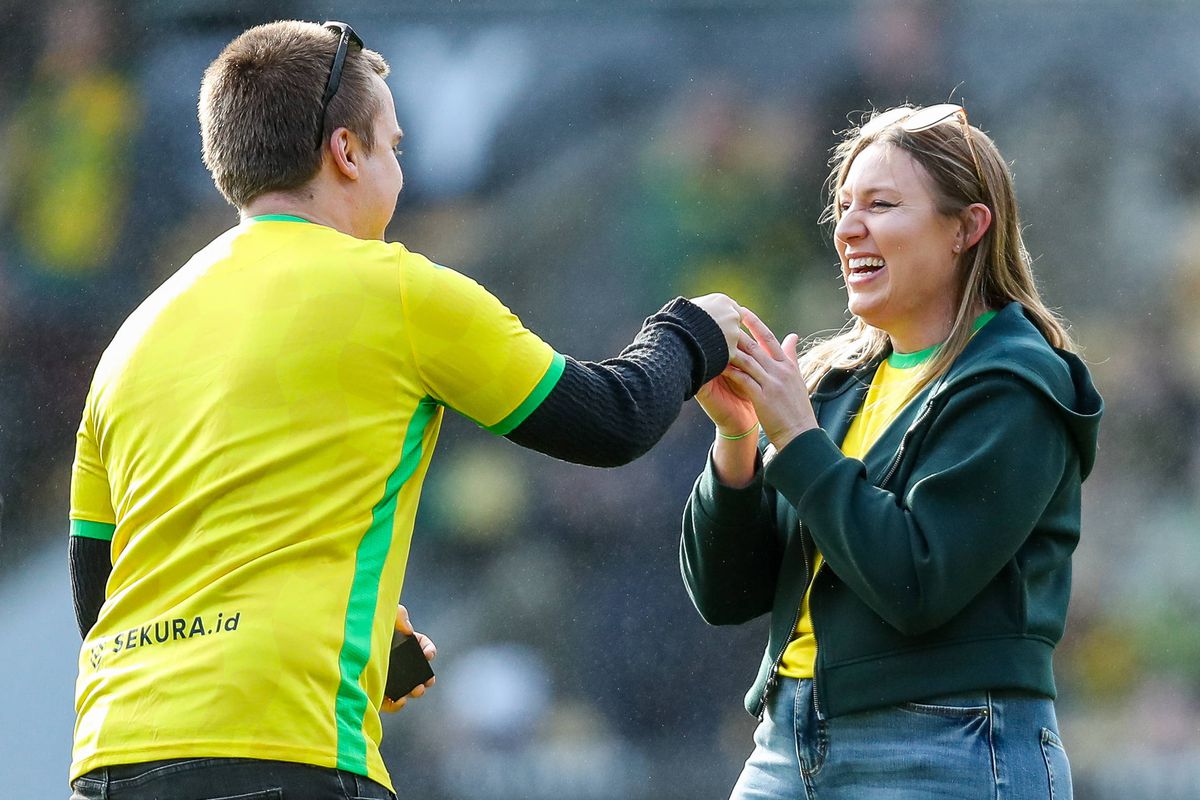 Cererea în căsătorie de pe teren a fost întreruptă de scandarea fanilor adverși! Clipul a devenit viral