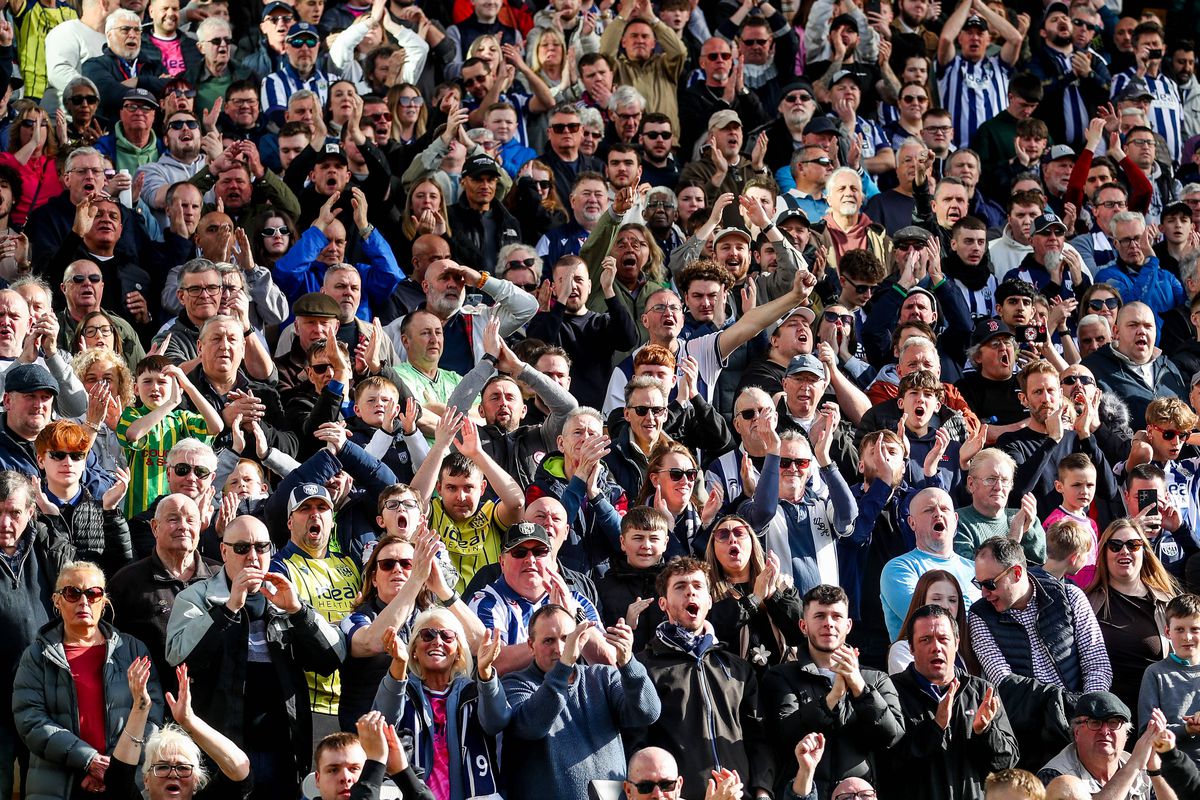 Cererea în căsătorie a fanului lui Norwich a fost întreruptă de fanii lui West Brom