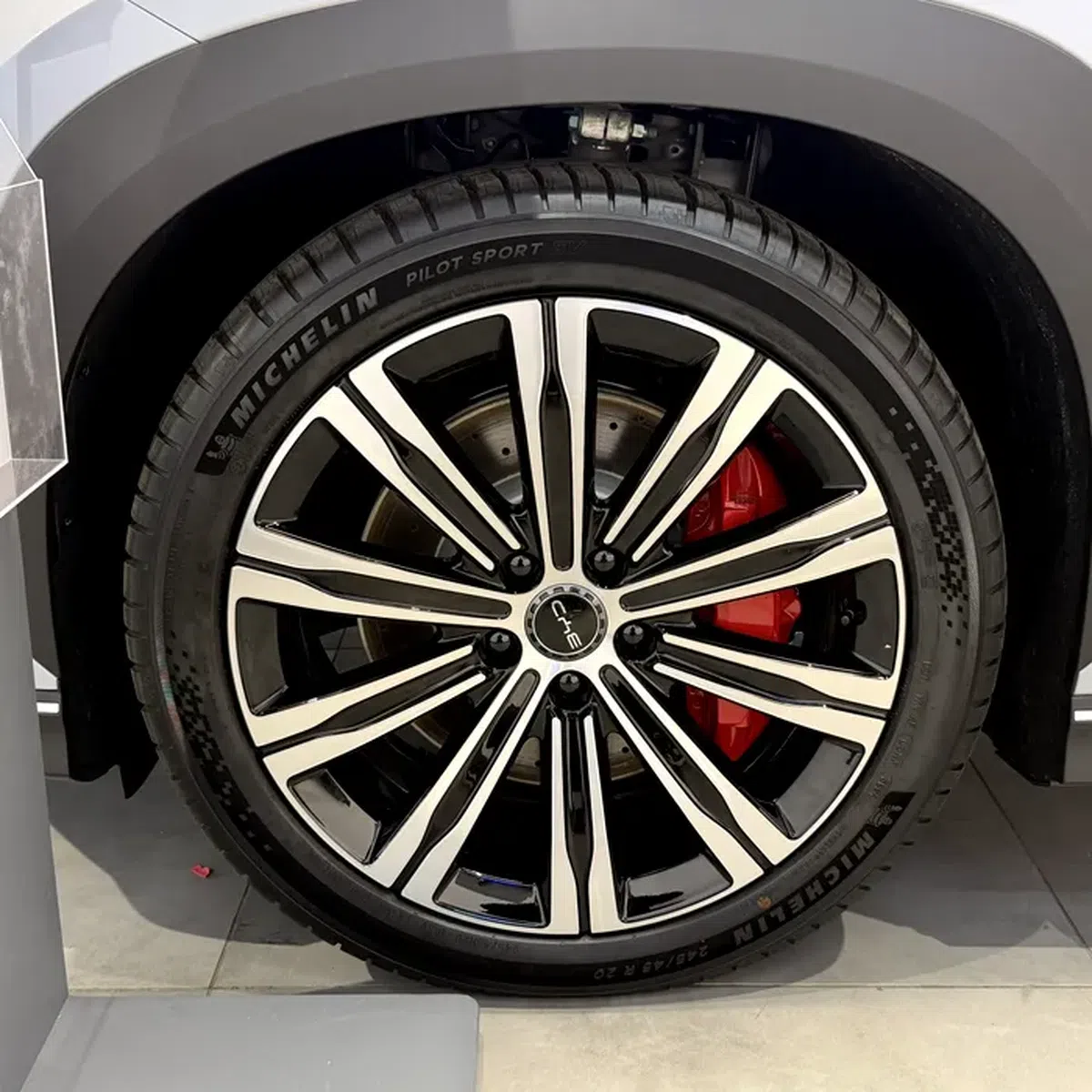 Mașina care a intrat puternic pe piața din România, parteneriat pentru un model exclusiv cu echipa lui Cristi Chivu: imagini spectaculoase