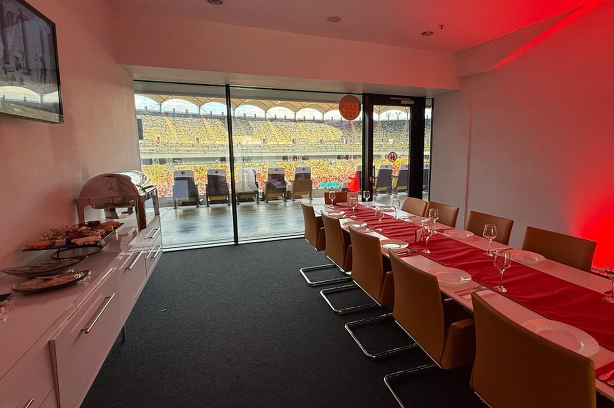 Insider în lojile de la Dinamo - FCSB » Cum arată meniul și ce au lipit „câinii” pe pereți