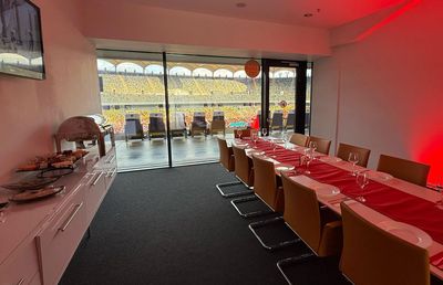 Insider în lojile de la Dinamo - FCSB » Cum arată meniul și ce au lipit „câinii” pe pereți