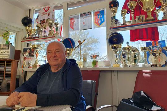 Constantin Dănilescu, acasă, în biroul „tapetat” cu trofee și momente memorabile din cariera sa
Foto Eduard Apostol