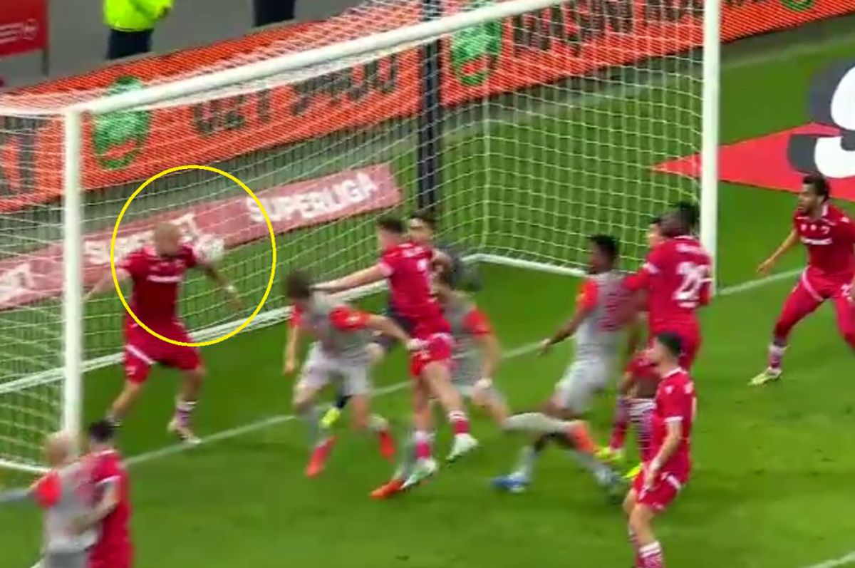 Fază controversată în derby-ul Dinamo - FCSB » Adrian Porumboiu și Marius Avram s-au pus de acord!