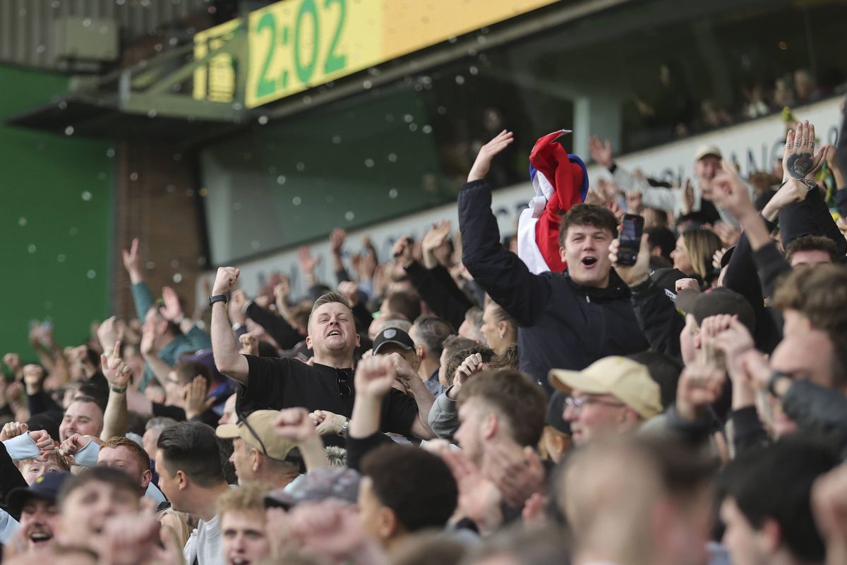 Cererea în căsătorie a fanului lui Norwich a fost întreruptă de fanii lui West Brom