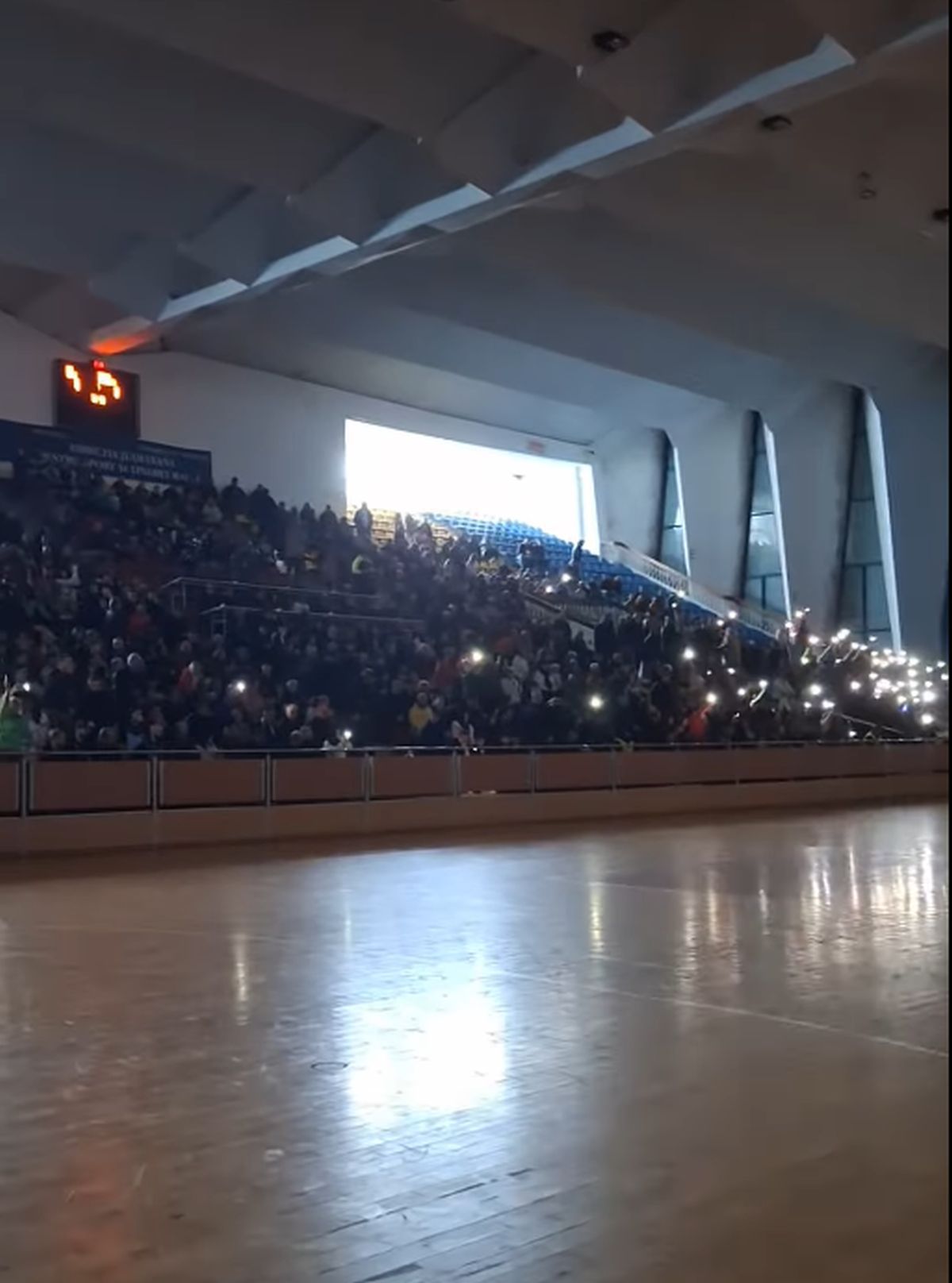 Fanii au răbufnit în prima ligă din România! Au stins lumina și au început să strige: „Demisia! Hoții!”