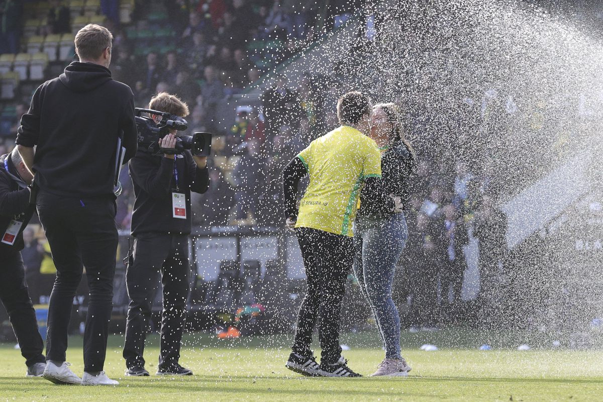 Cererea în căsătorie de pe teren a fost întreruptă de scandarea fanilor adverși! Clipul a devenit viral