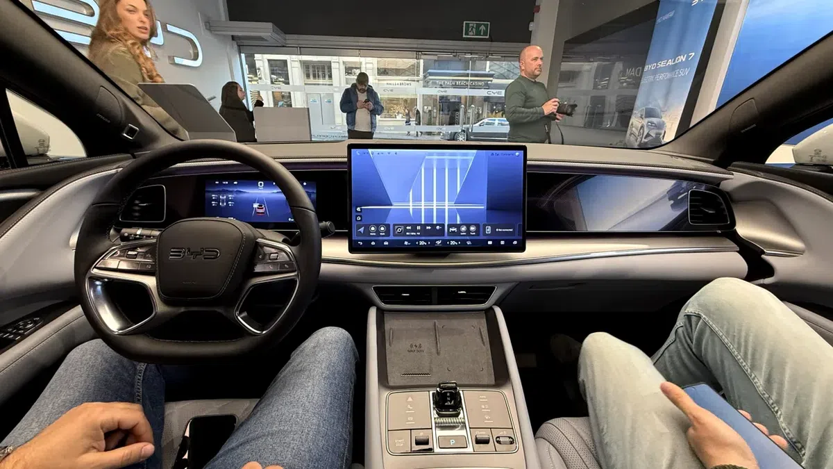 Mașina care a intrat puternic pe piața din România, parteneriat pentru un model exclusiv cu echipa lui Cristi Chivu: imagini spectaculoase