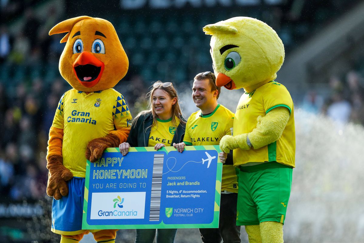 Cererea în căsătorie de pe teren a fost întreruptă de scandarea fanilor adverși! Clipul a devenit viral