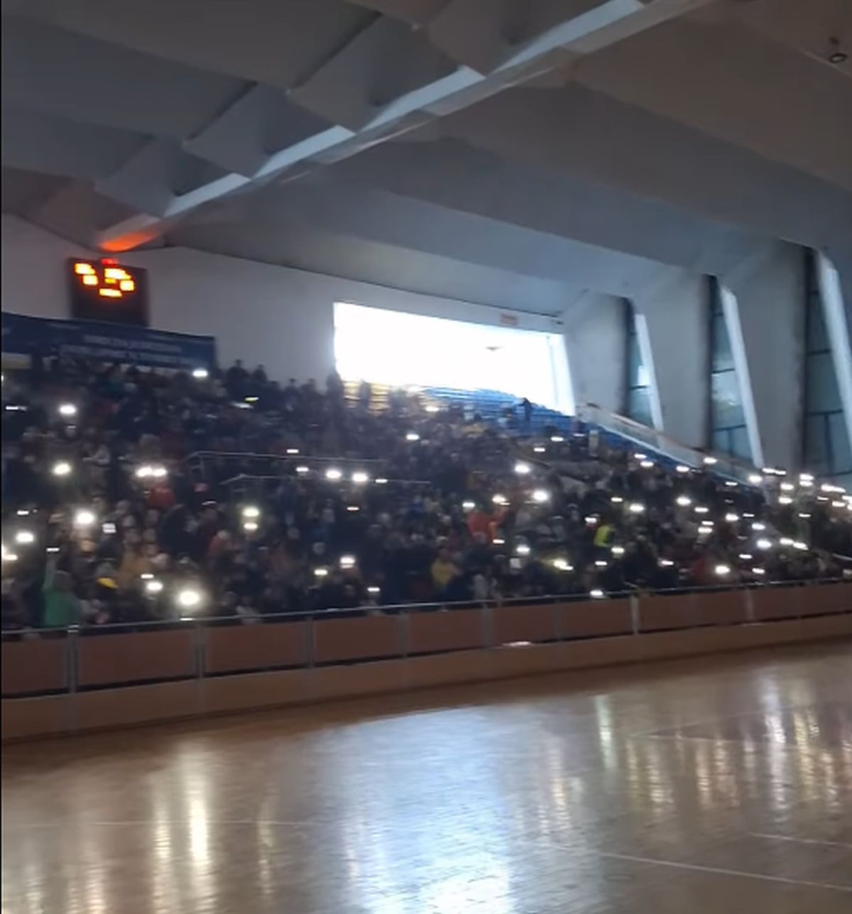 Fanii au răbufnit în prima ligă din România! Au stins lumina și au început să strige: „Demisia! Hoții!”