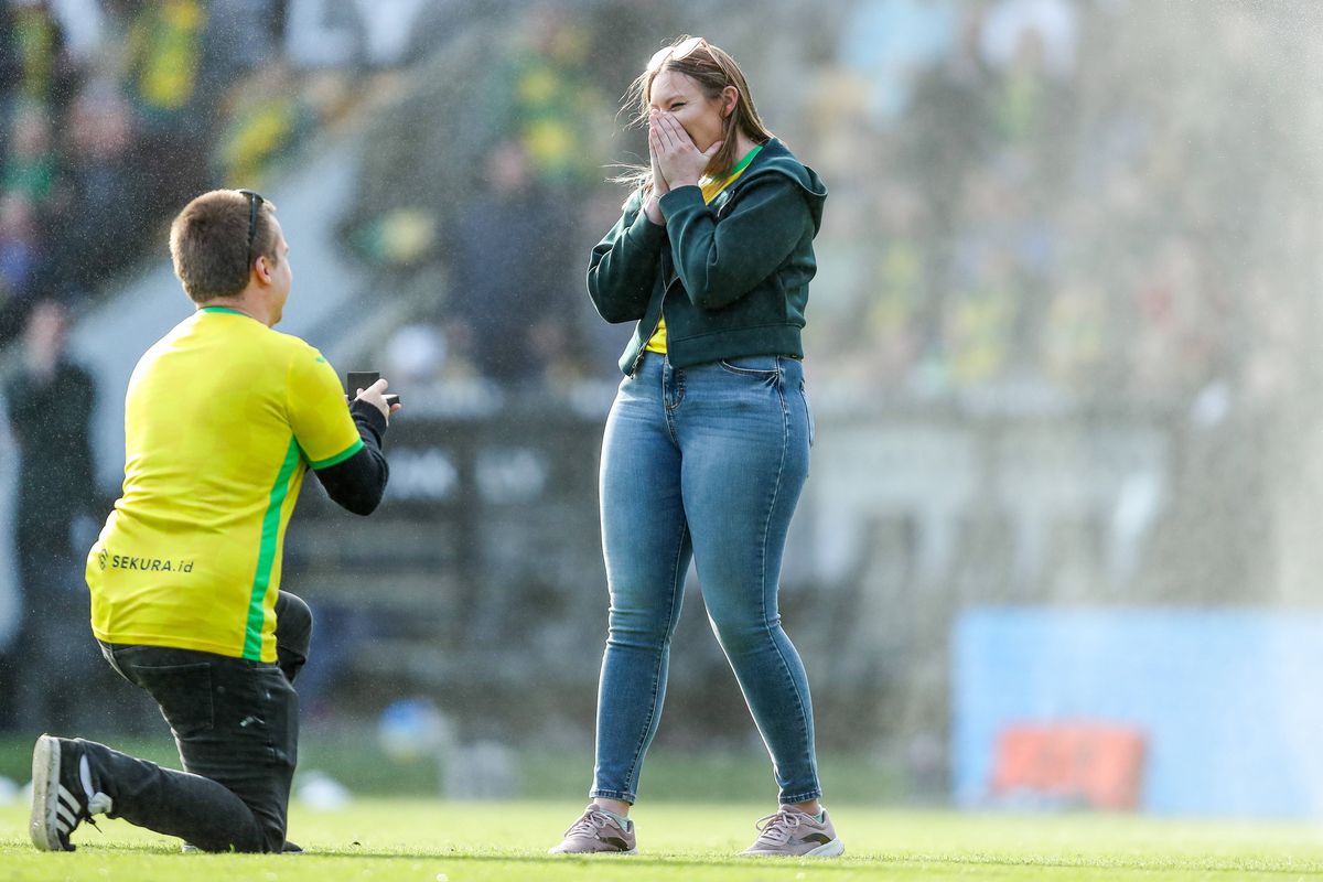 Cererea în căsătorie a fanului lui Norwich a fost întreruptă de fanii lui West Brom