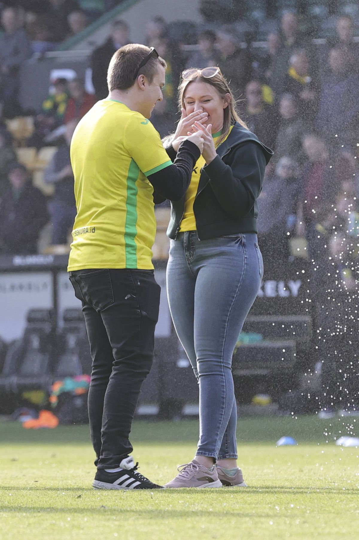 Cererea în căsătorie a fanului lui Norwich a fost întreruptă de fanii lui West Brom