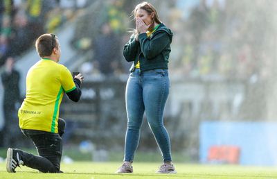 Cererea în căsătorie de pe teren a fost întreruptă de scandarea fanilor adverși! Clipul a devenit viral