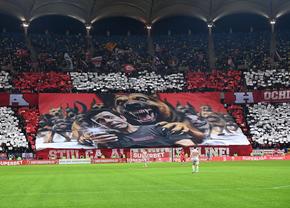 Scenografiile de la Dinamo - FCSB » Mona Lisa într-o peluză, „câini” agresivi în cealaltă