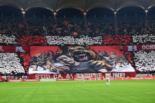 Scenografiile de la Dinamo - FCSB » Mona Lisa într-o peluză, „câini” agresivi în cealaltă