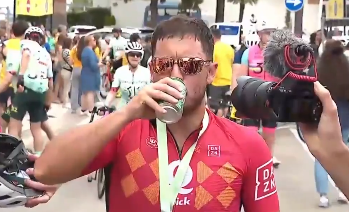 Eden Hazard a celebrat cu bere la finalul cursei de ciclism din Mallorca