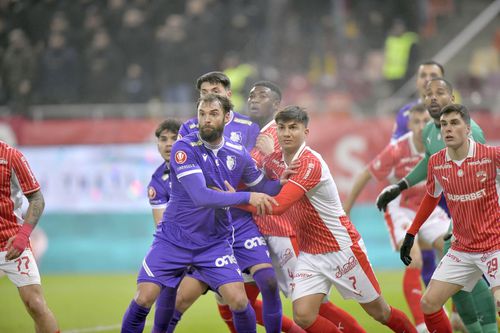 Kennedy Boateng (centru, spate), fundașul central al lui Dinamo, s-a accidentat