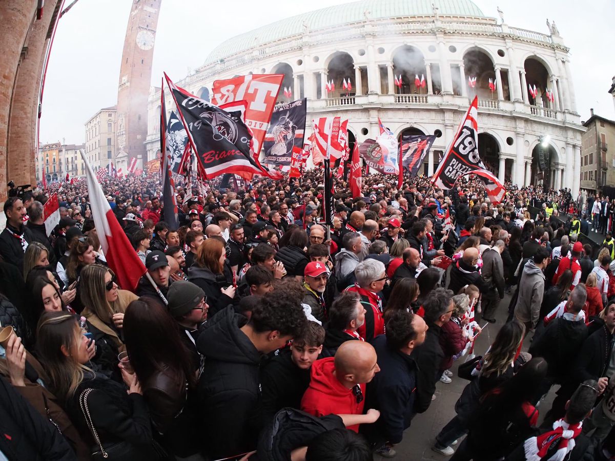 Imagini de senzație! Au promovat în Serie B după 26 de ani și au scos 30.000 de oameni în stradă