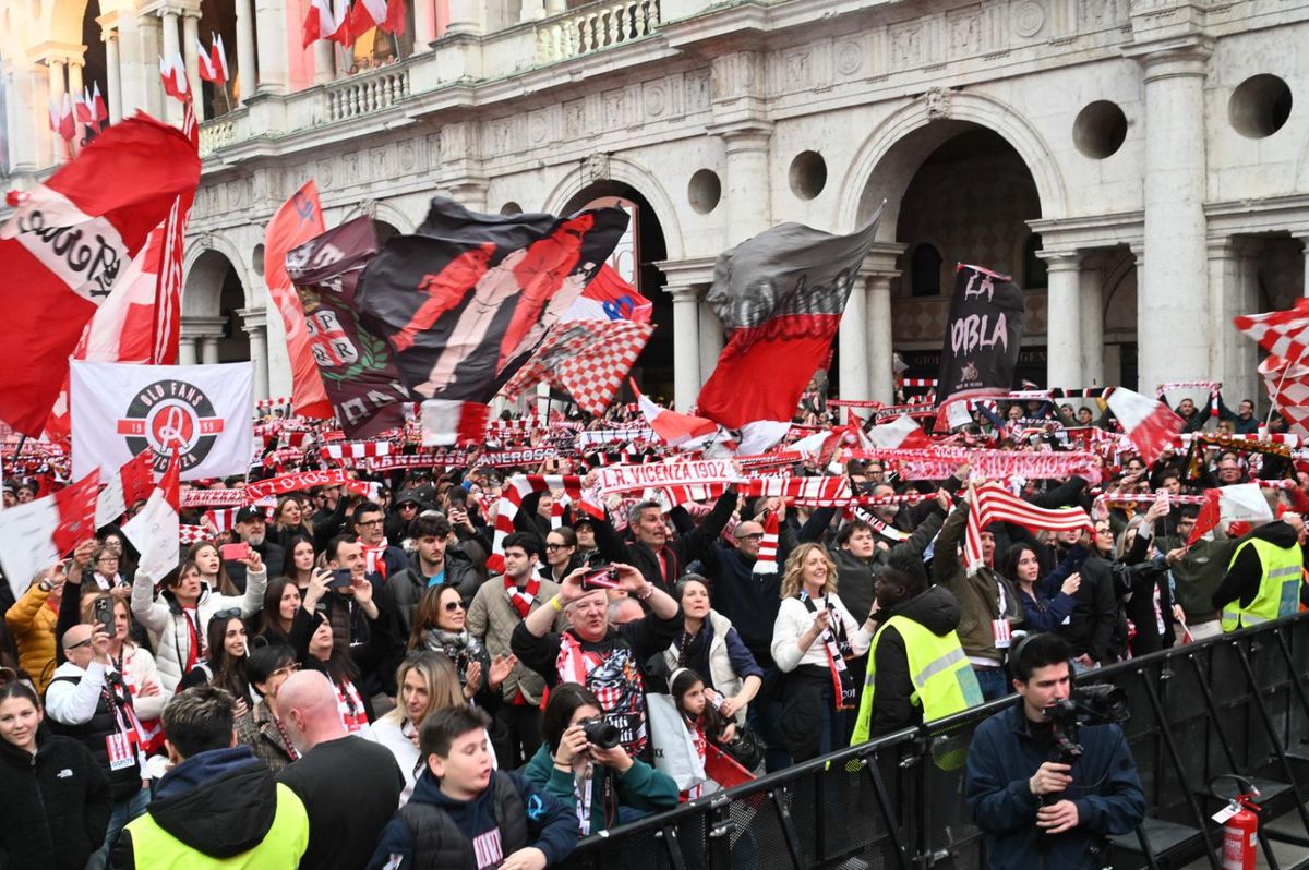 Imagini de senzație! Au promovat în Serie B după 26 de ani și au scos 30.000 de oameni în stradă