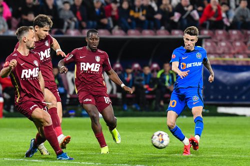 Kader Keita (al treilea, de la stânga la dreapta) a părăsit CFR în februarie 2025, dar clubul a rămas cu restanțe la impresariii săi. Foto: Imago